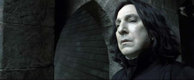 Обои картинки фото кино фильмы, harry potter and the deathly hallows,  part ii, профессор, лицо, северус, снейп, хогвардс, арки