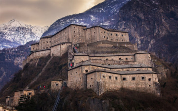 Картинка города -+дворцы +замки +крепости fort of bard форт бард укрепленный комплекс 19 век долина аоста северо запад италии