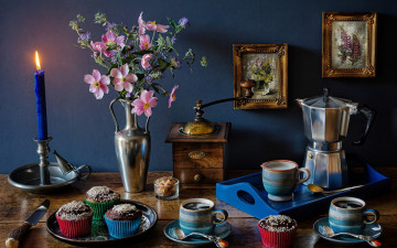 Картинка еда натюрморт свеча кофейник кофемолка букет кофе кексы
