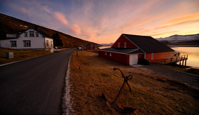 Обои картинки фото города, - здания,  дома, дома, дорога, склон, озеро, якорь