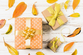 обоя праздничные, подарки и коробочки, подарки, коробки, бант, листья, осень