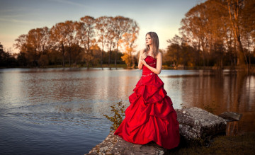 Картинка девушки -+брюнетки +шатенки русая платье река камни берега лес деревья осень