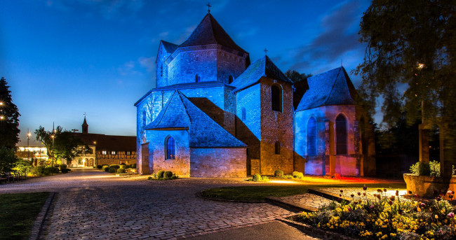 Обои картинки фото города, - католические соборы,  костелы,  аббатства, аббатство, франция, сад, вечер, огни