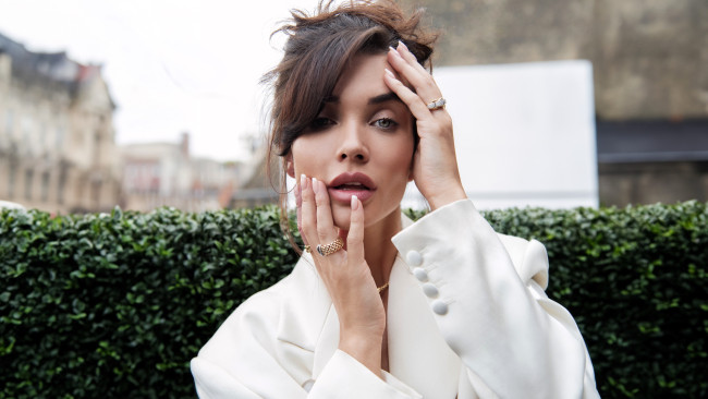 Обои картинки фото девушки, amy jackson, актриса, шатенка, блузка, кусты, здания, парк