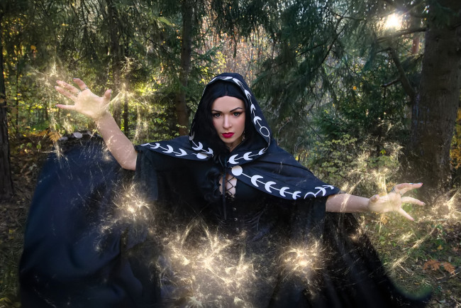 Обои картинки фото девушки, юлия огородникова, образ, косплей, костюм, наряд, ведьма, магия, плащ, лес