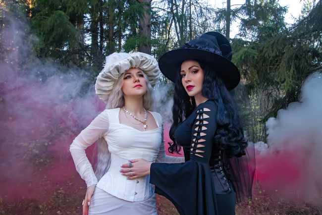 Обои картинки фото девушки, юлия огородникова, образы, костюмы, косплей, наряды, платья, шляпы, ведьмы, подруги, лес, дым