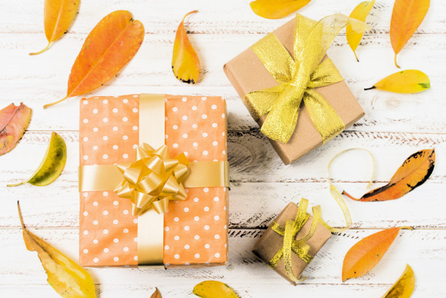 Обои картинки фото праздничные, подарки и коробочки, подарки, коробки, бант, листья, осень