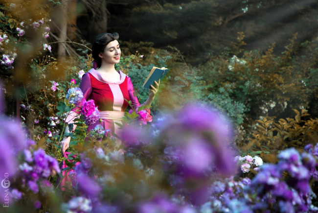 Обои картинки фото девушки, tomka violea, образ, косплей, наряд, костюм, платье, книга, сад, цветы, деревья