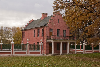 Картинка города здания дома облака забор деревья трава