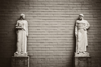 Картинка разное рельефы статуи музейные экспонаты скульптуры стена