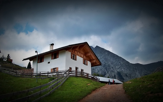 Обои картинки фото разное, сооружения, постройки, дорога, забор