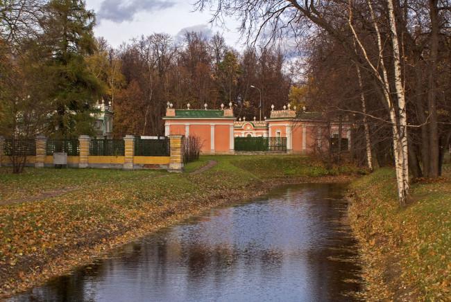 Обои картинки фото города, здания, дома, пруд, деревья, трава, забор