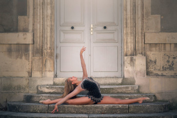 Картинка спорт гимнастика ступеньки шпагат гимнастка