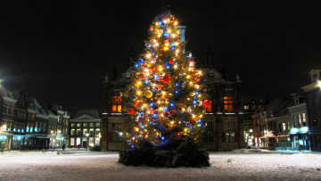 Картинка праздничные Ёлки праздник дома площадь