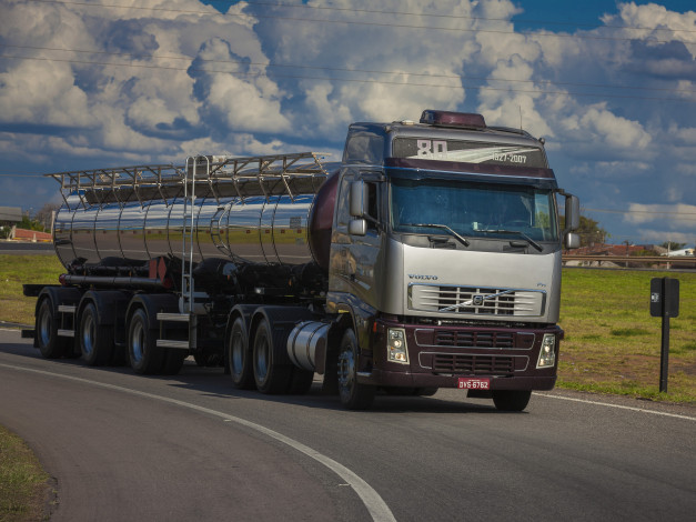 Обои картинки фото автомобили, volvo trucks , выставка, улица, volvo, uk-spec, 550, fh16