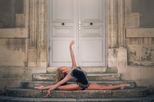 Обои картинки фото спорт, гимнастика, ступеньки, шпагат, гимнастка