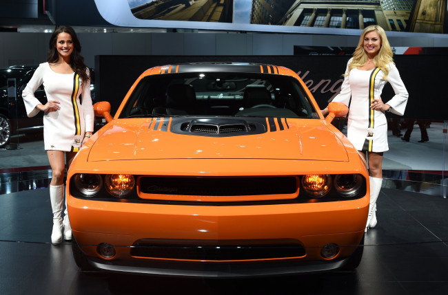 Обои картинки фото автомобили, -авто с девушками, автомобиль, фон, взгляд, девушки