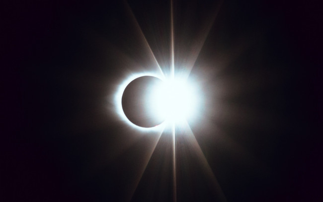 Обои картинки фото космос, солнце, луна, свет, затмение
