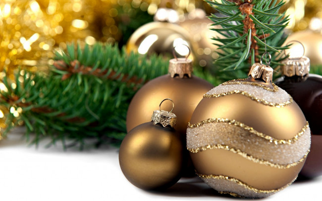 Обои картинки фото праздничные, украшения, шары, ёлка, блики