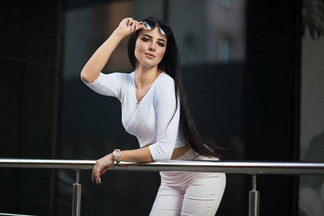 Обои картинки фото девушки, кристина романова, длинные, волосы, брюнетка, белая, одежда, кристина, романова, дмитрий, шульгин, солнцезащитные, очки, голубые, глаза