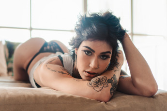 Картинка девушки -+брюнетки +шатенки девушка тату татуировка пирсинг причёска модель брюнетка красотка красавица флирт стройная фигура сексуальная секси поза взгляд макияж bruna