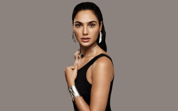 Картинка девушки gal+gadot серьги браслет