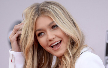 Картинка девушки gigi+hadid улыбка