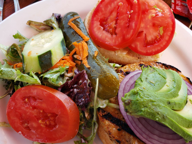 Обои картинки фото еда, овощи, помидоры, огурец, лук, морковь