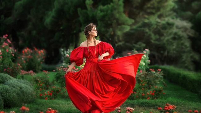 Обои картинки фото девушки, - брюнетки,  шатенки, розарий, косички, алое, платье