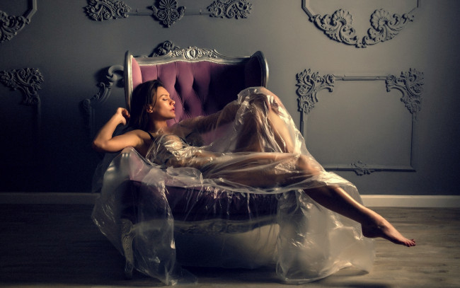 Обои картинки фото девушки, - брюнетки,  шатенки, брюнетка, кресло, пленка