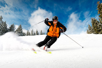 Картинка спорт лыжный+спорт лыжник снег очки шлем куртка палки лыжи зима склон ёлки
