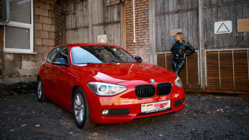 Картинка автомобили -авто+с+девушками bmw