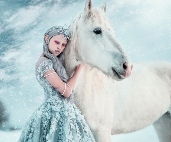 Обои картинки фото девушки, - креатив,  косплей, образ, косплей, наряд, костюм, платье, лошадь, зима, снег