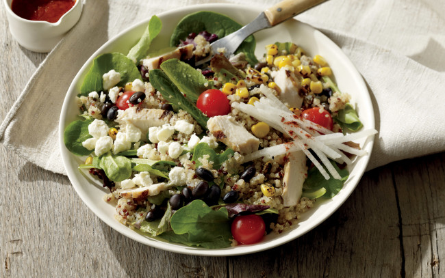 Обои картинки фото еда, салаты,  закуски, тарелка, салат, фасоль, кукуруза, зелень