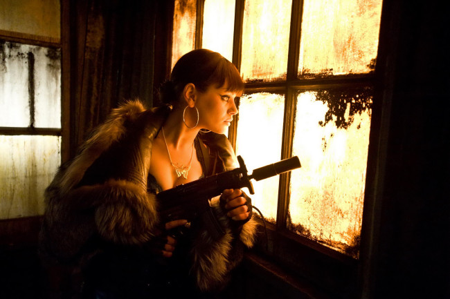 Обои картинки фото кино фильмы, max payne, mila, kunis, девушка, мех, оружие, окно