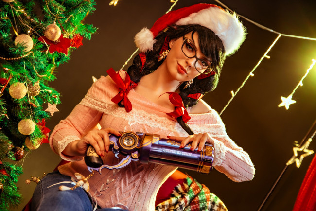 Обои картинки фото девушки, анастасия волкова , svizee, образ, косплей, наряд, костюм, шапка, очки, свитер, джинсы, оружие, ёлка, гирлянда