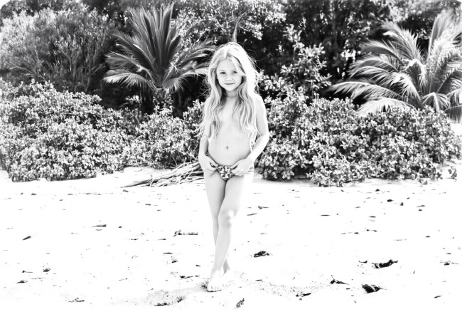 Обои картинки фото разное, дети, девочка, пляж, кусты, пальмы