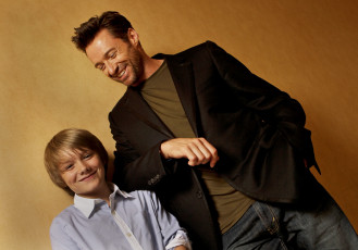 Картинка hugh jackman and dakota goyo мужчины real steel мужчина актер красавчик улыбка парень мальчик живая сталь