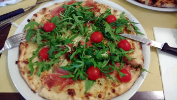 Картинка еда пицца руккола черри ветчина томаты помидоры