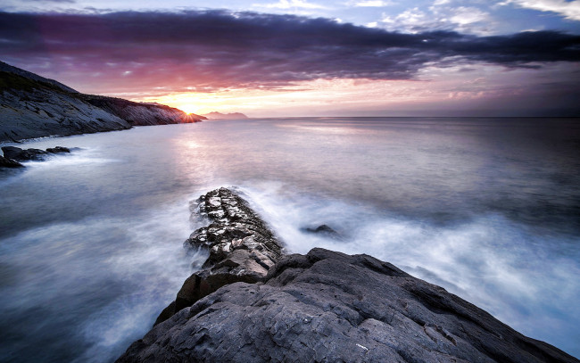 Обои картинки фото природа, побережье, каменный, мыс, море, облака