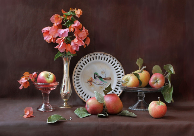 Обои картинки фото еда, Яблоки, ваза, тарелка, бугенвиллея