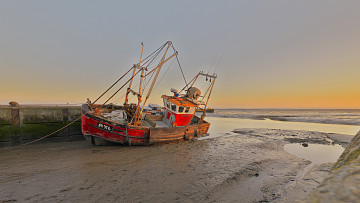 Картинка корабли баркасы+ +буксиры океан пляж отлив баркас