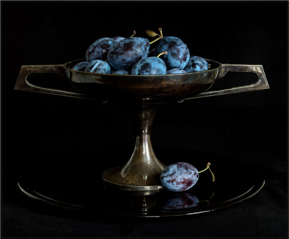 Обои картинки фото еда, персики,  сливы,  абрикосы, ваза, сливы