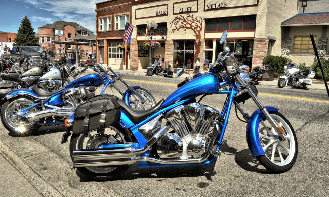 Обои картинки фото мотоциклы, разные вместе, байки, тротуар, улица