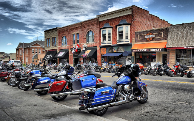 Обои картинки фото мотоциклы, разные вместе, улица, байки, тротуар