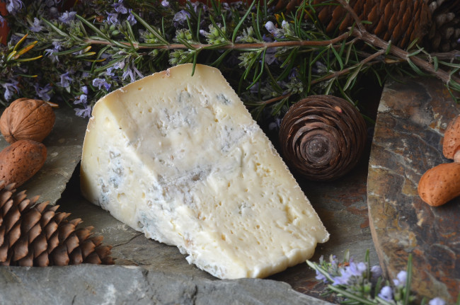 Обои картинки фото еда, сырные изделия, сыр, шишки, орехи
