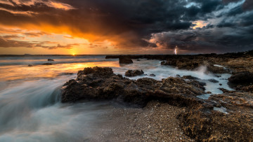 Картинка природа молния +гроза океан скалы волны тучи гроза заря