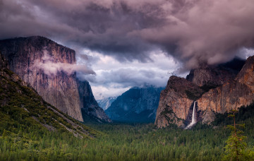 Картинка природа горы водопад лес скалы тучи деревья небо сша сьерра-невада yosemite national park