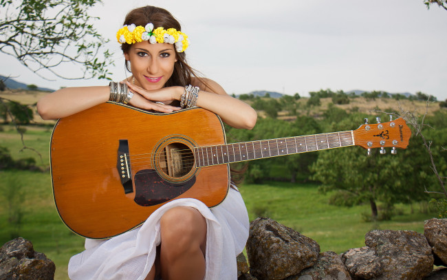 Обои картинки фото музыка, - другое, природа, венок, улыька, гитара, девушка