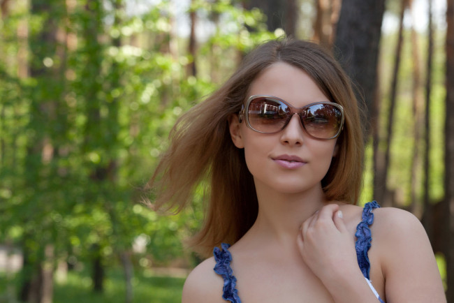 Обои картинки фото nikia a, девушки, -unsort , лица,  портреты, очки, девушка, nikia, a, портрет, платье